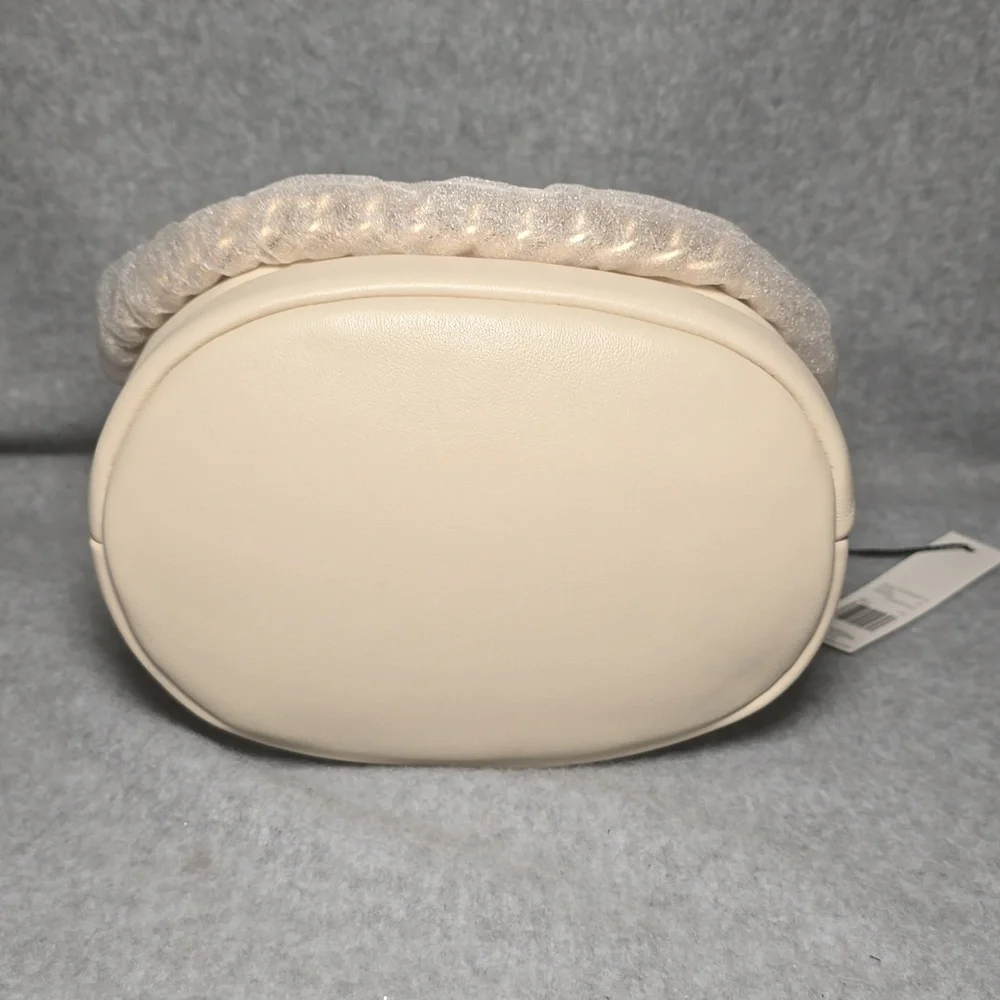 Marc Jacobs Small Leather Bucket Bag in Marshmallow NWT - Picture 4 of 10